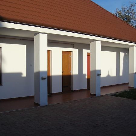 Hotel Paks Panzió Exterior foto
